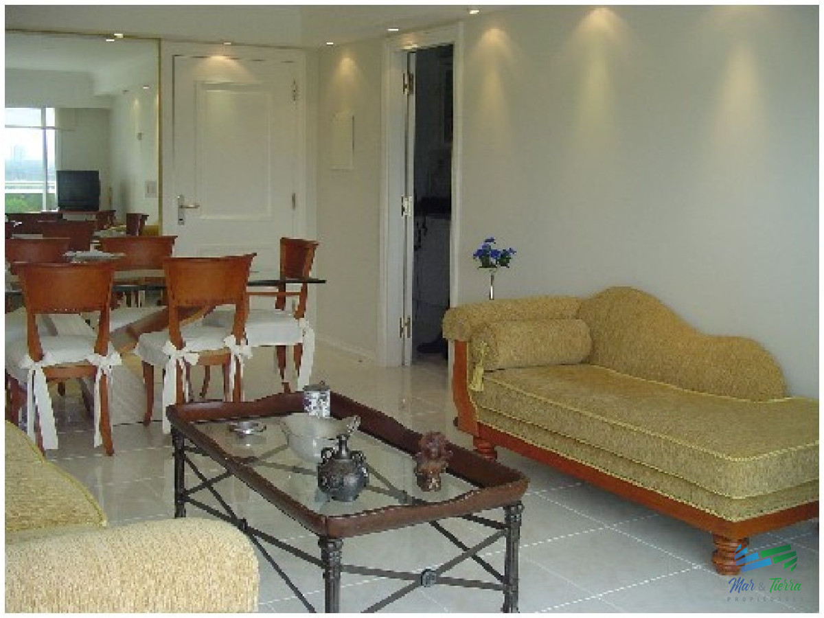 Apartamento ID.447 - Apartamento en Alquiler y Venta, primera línea, vista franca al mar, Punta del Este