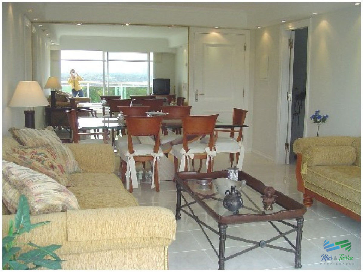 Apartamento ID.447 - Apartamento en Alquiler y Venta, primera línea, vista franca al mar, Punta del Este