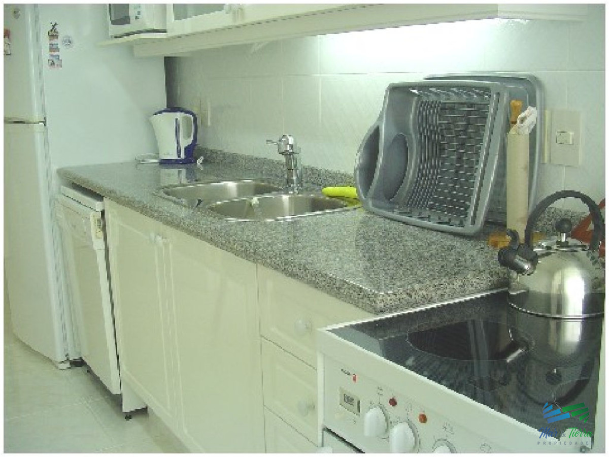 Apartamento ID.447 - Apartamento en Alquiler y Venta, primera línea, vista franca al mar, Punta del Este