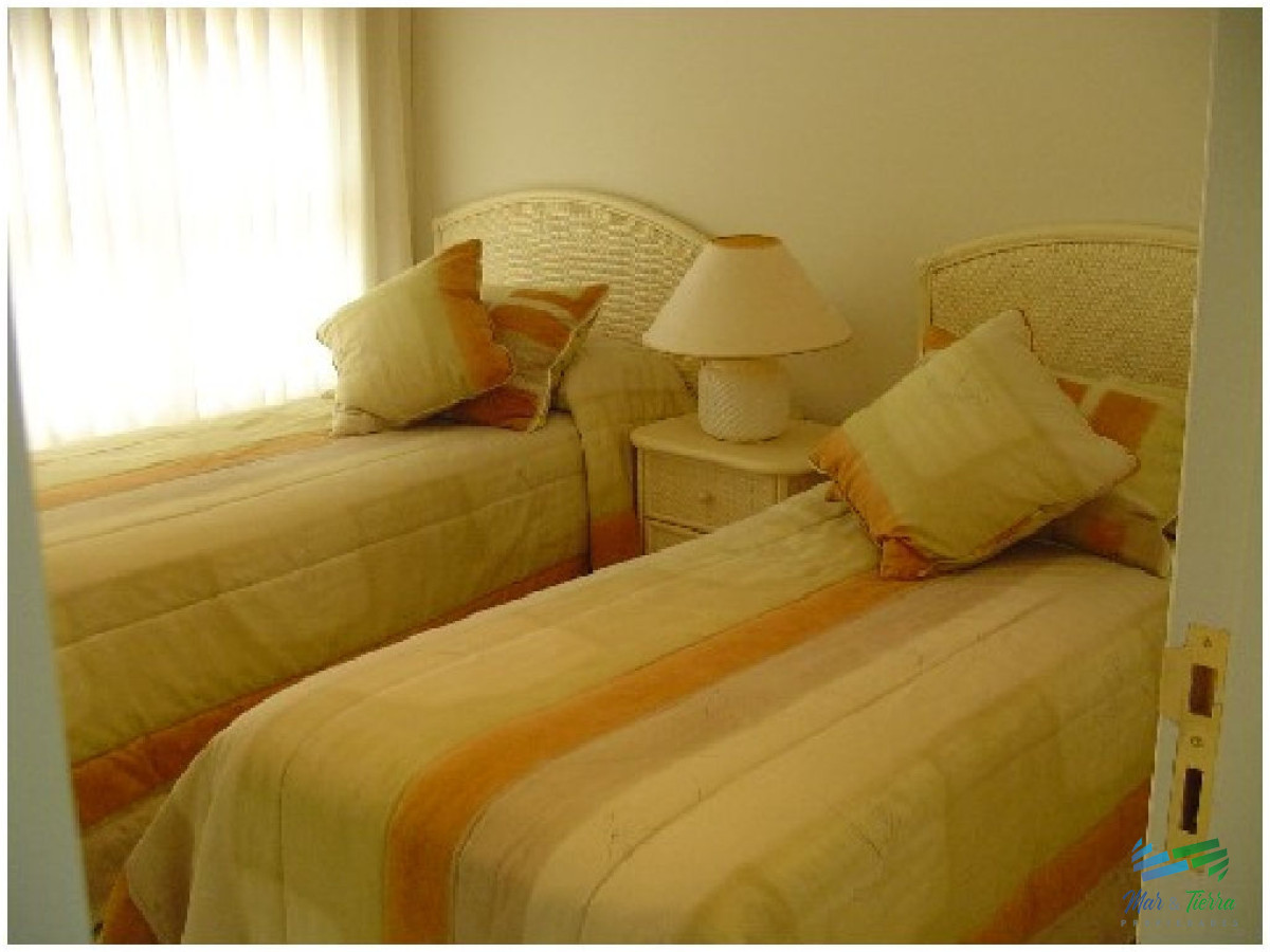 Apartamento ID.447 - Apartamento en Alquiler y Venta, primera línea, vista franca al mar, Punta del Este