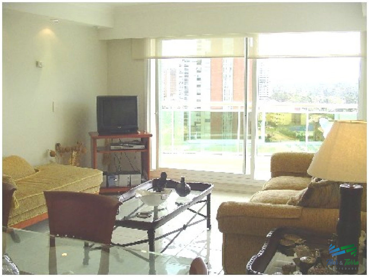 Apartamento ID.447 - Apartamento en Alquiler y Venta, primera línea, vista franca al mar, Punta del Este