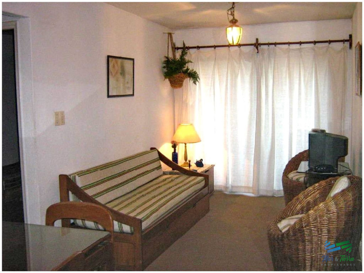 Apartamento ID.550 - EN ALQUILER!! Ubicado en zona de Aidy Grill. A pocas cuadras del mar.