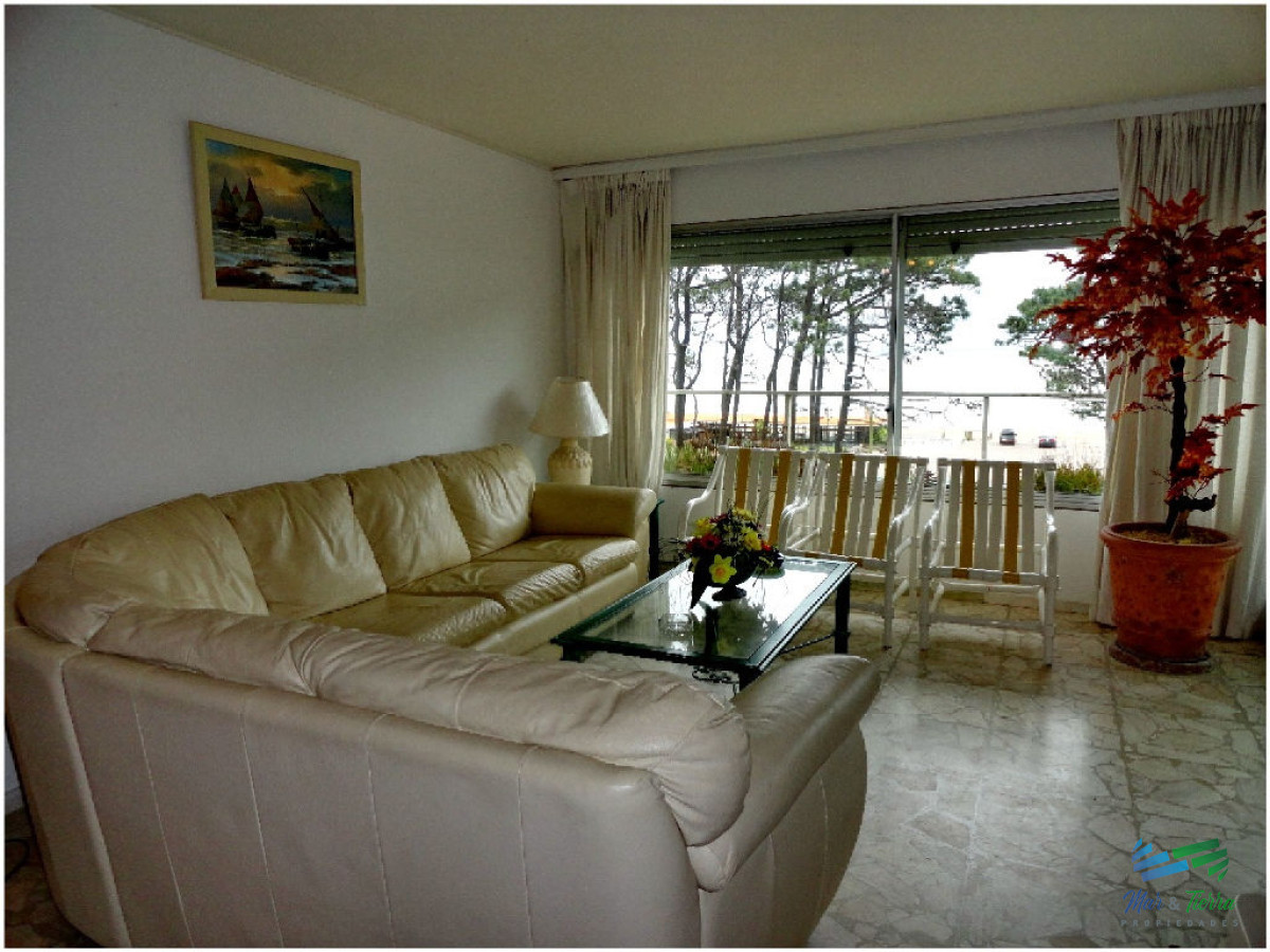 Apartamento ID.607 - Apartamento súper amplio y cómodo , con espectacular vista, en primera línea sobre Rambla de playa Mansa.