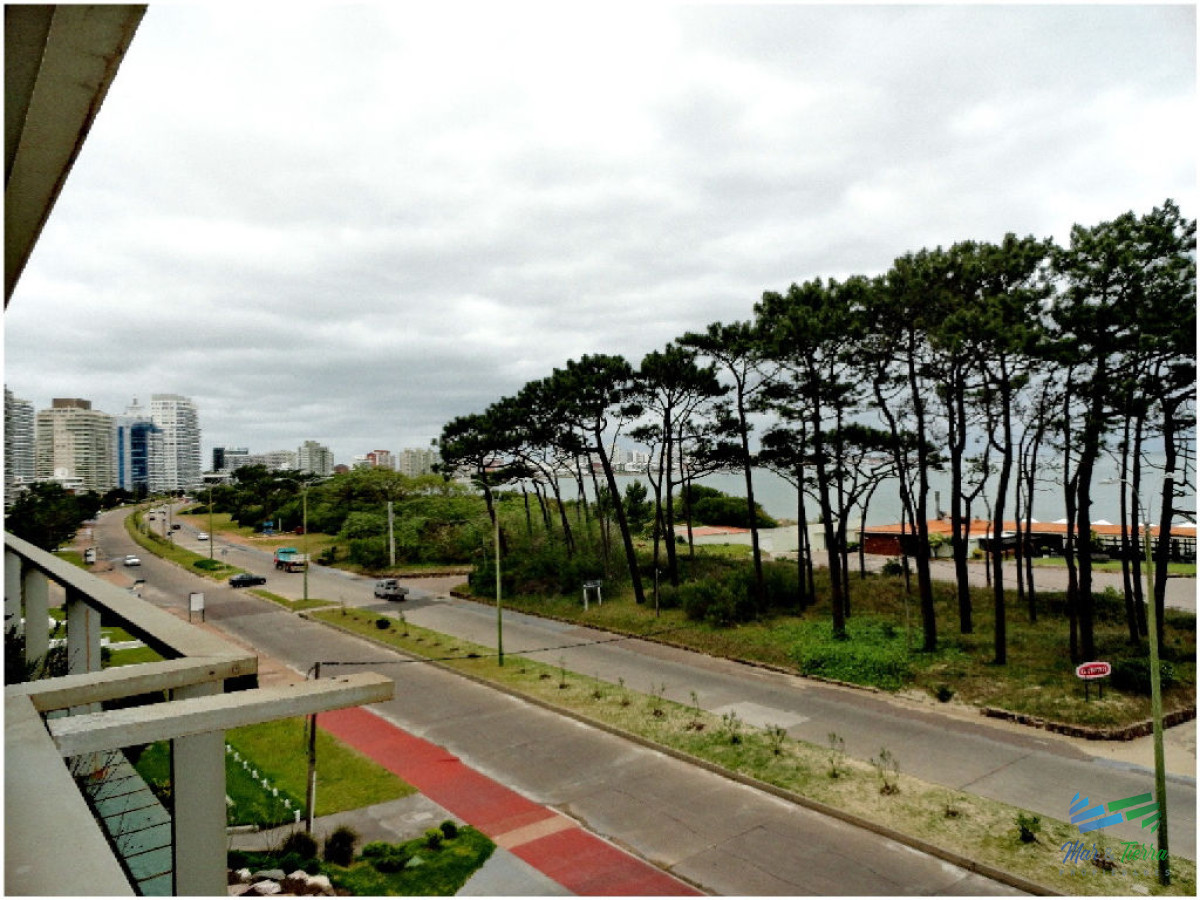 Apartamento ID.607 - Apartamento súper amplio y cómodo , con espectacular vista, en primera línea sobre Rambla de playa Mansa.