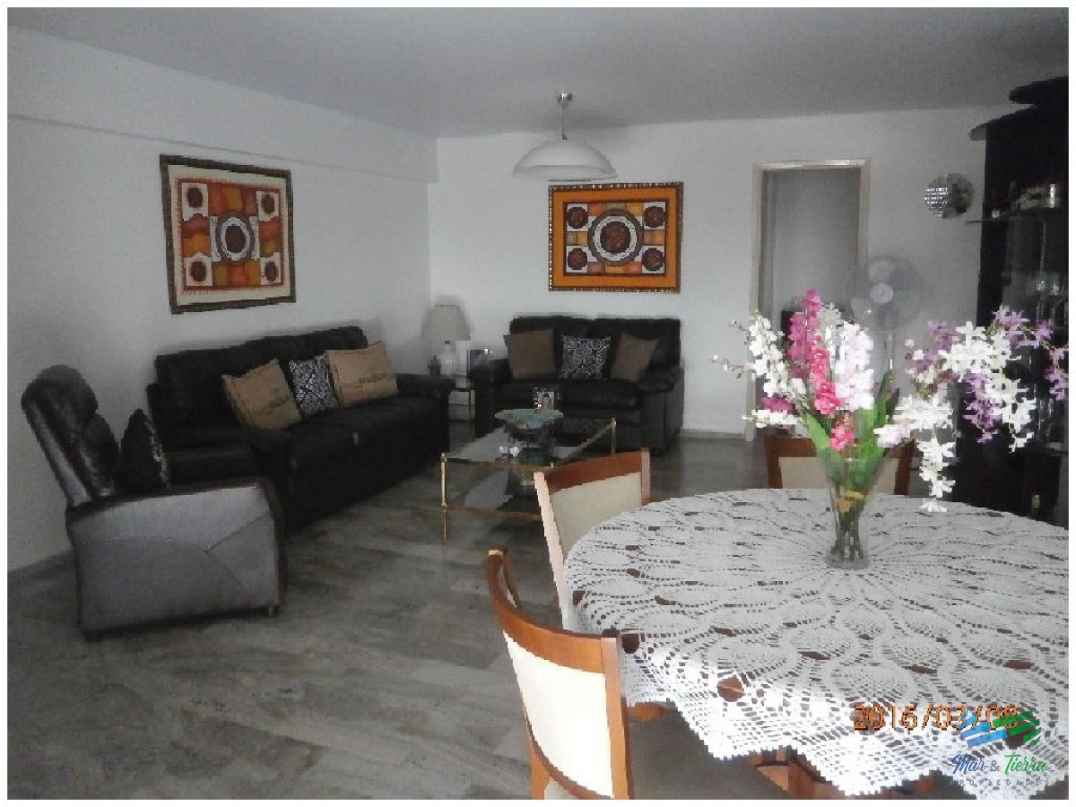 Apartamento ID.684 - En venta.. Península.. piso intermedio.. planta amplia con vista parcial al Puerto.