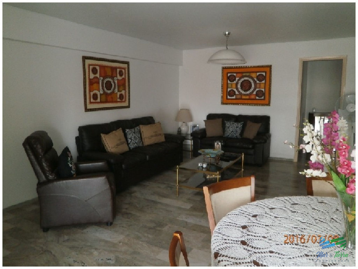 Apartamento ID.684 - En venta.. Península.. piso intermedio.. planta amplia con vista parcial al Puerto.