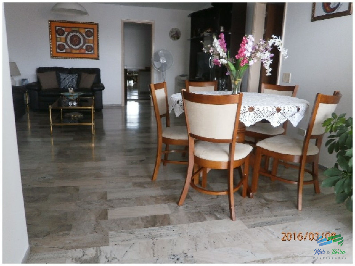 Apartamento ID.684 - En venta.. Península.. piso intermedio.. planta amplia con vista parcial al Puerto.
