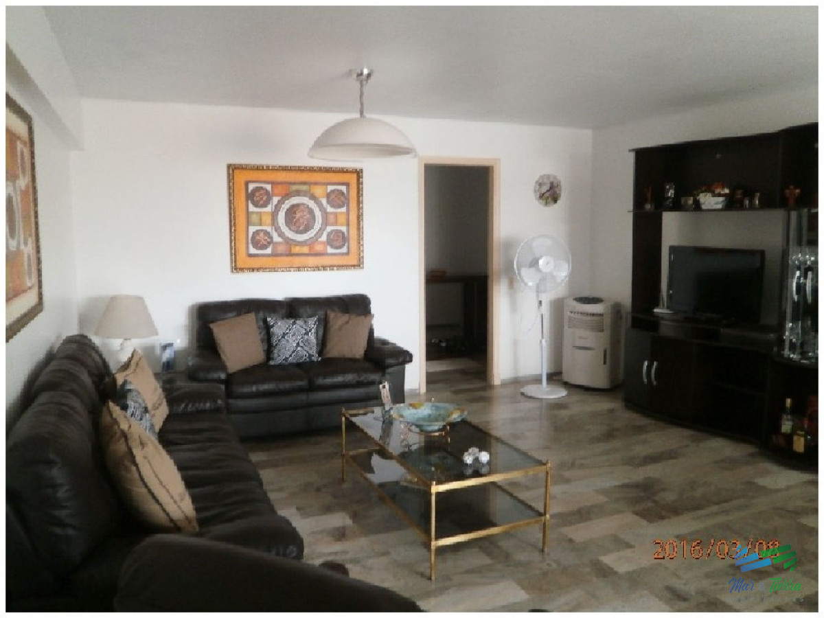 Apartamento ID.684 - En venta.. Península.. piso intermedio.. planta amplia con vista parcial al Puerto.