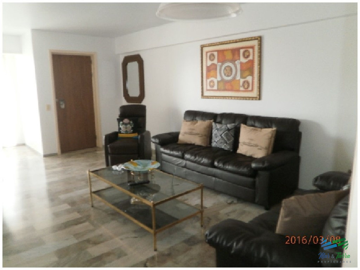 Apartamento ID.684 - En venta.. Península.. piso intermedio.. planta amplia con vista parcial al Puerto.