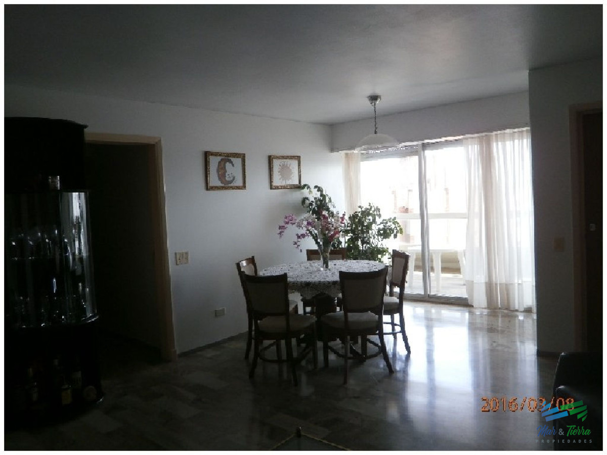 Apartamento ID.684 - En venta.. Península.. piso intermedio.. planta amplia con vista parcial al Puerto.