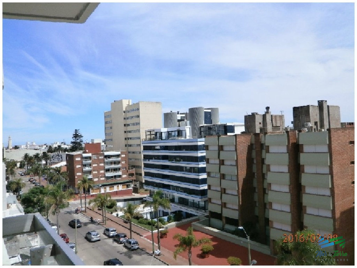 Apartamento ID.684 - En venta.. Península.. piso intermedio.. planta amplia con vista parcial al Puerto.