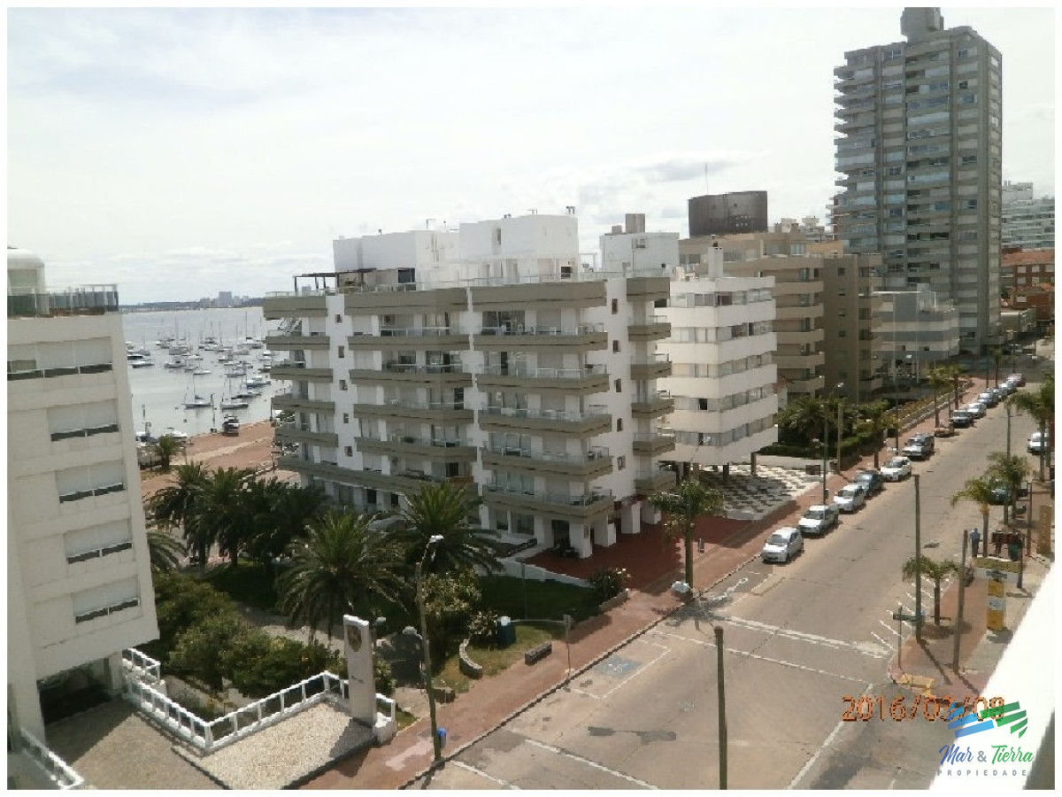 Apartamento ID.684 - En venta.. Península.. piso intermedio.. planta amplia con vista parcial al Puerto.