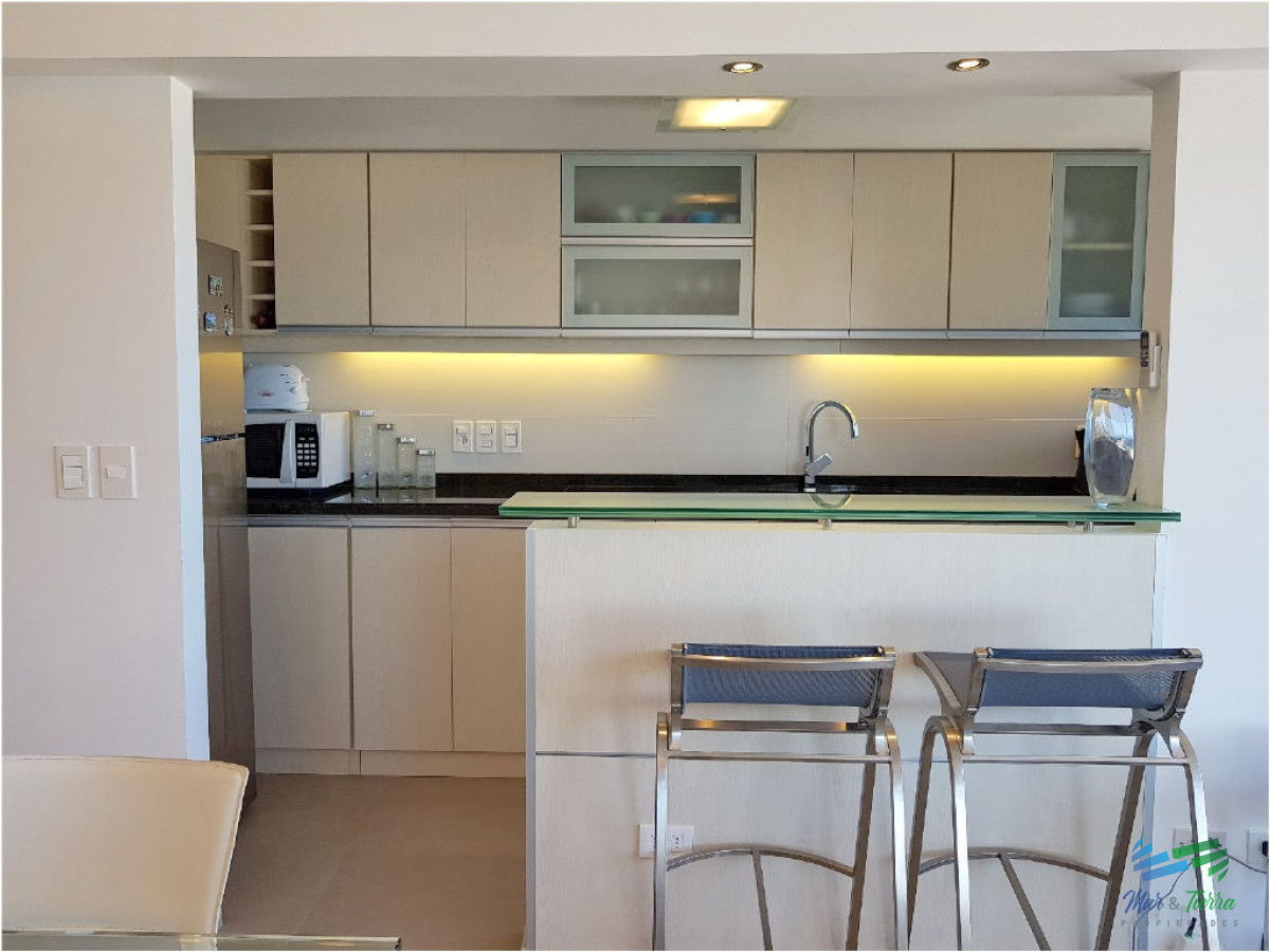 Apartamento ID.69 - Vendo apartamento 2 dormitorios totalmente reciclado, edificio con servicios en Peninsula, Punta del Este