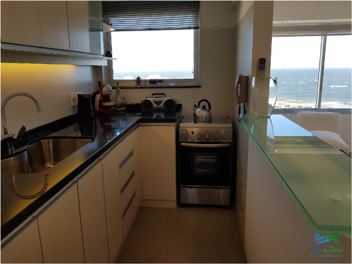 Apartamento ID.69 - Vendo apartamento 2 dormitorios totalmente reciclado, edificio con servicios en Peninsula, Punta del Este
