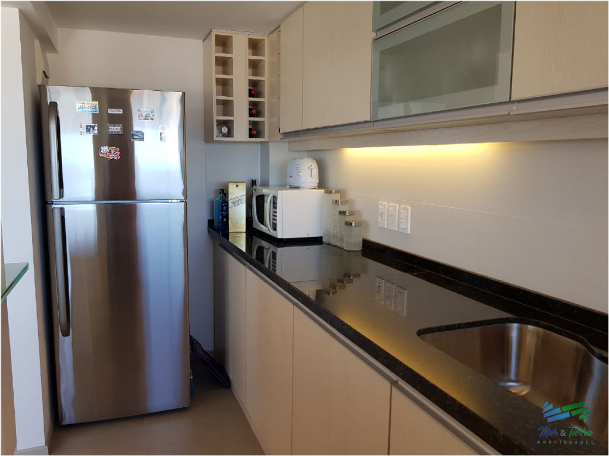 Apartamento ID.69 - Vendo apartamento 2 dormitorios totalmente reciclado, edificio con servicios en Peninsula, Punta del Este