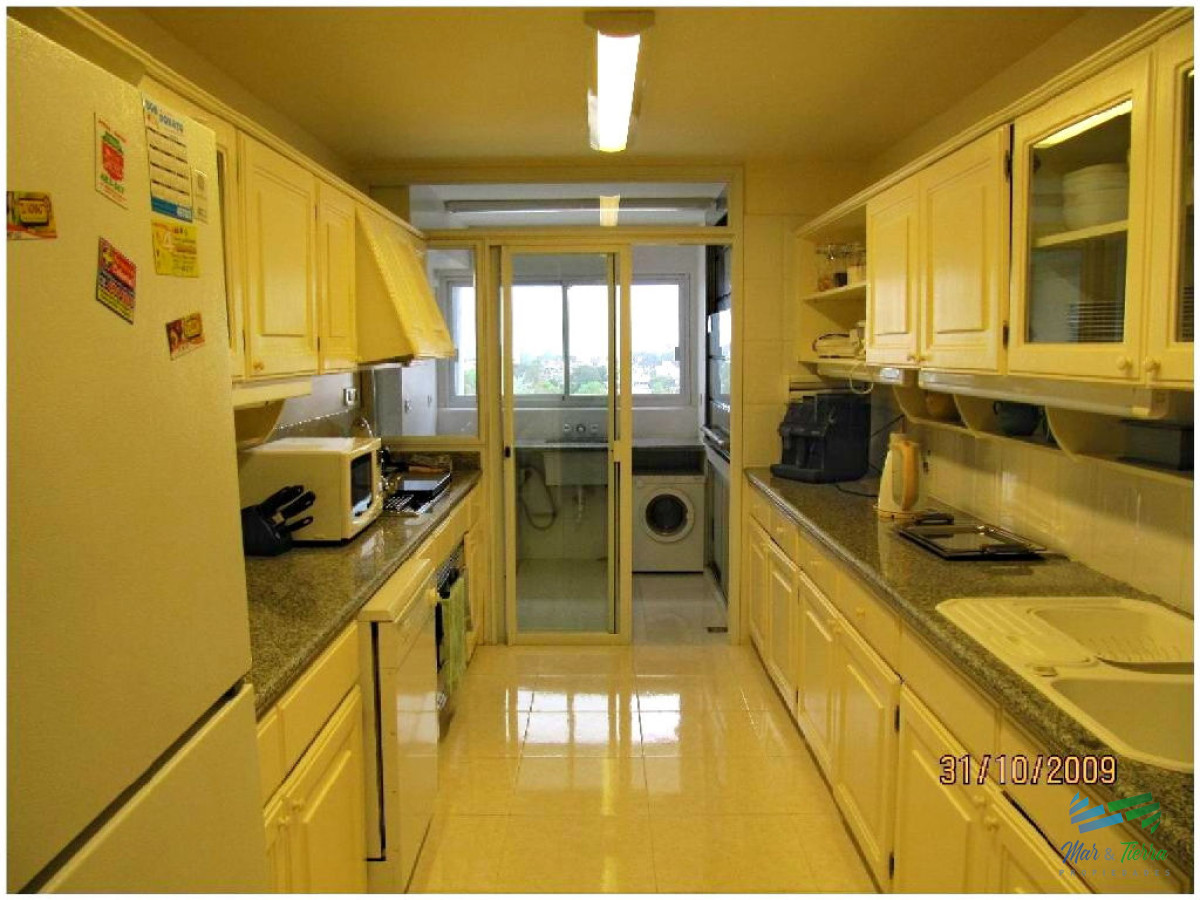 Apartamento ID.76 - Espectacular planta en piso alto,  amplia, luminosa, con vista franca al mar, en torre con todos y excelentes servicios. 