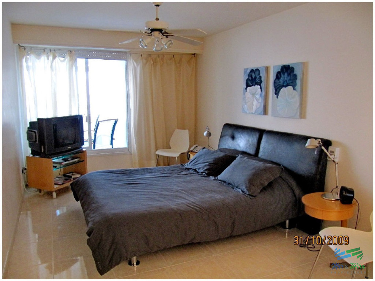 Apartamento ID.76 - Espectacular planta en piso alto,  amplia, luminosa, con vista franca al mar, en torre con todos y excelentes servicios. 
