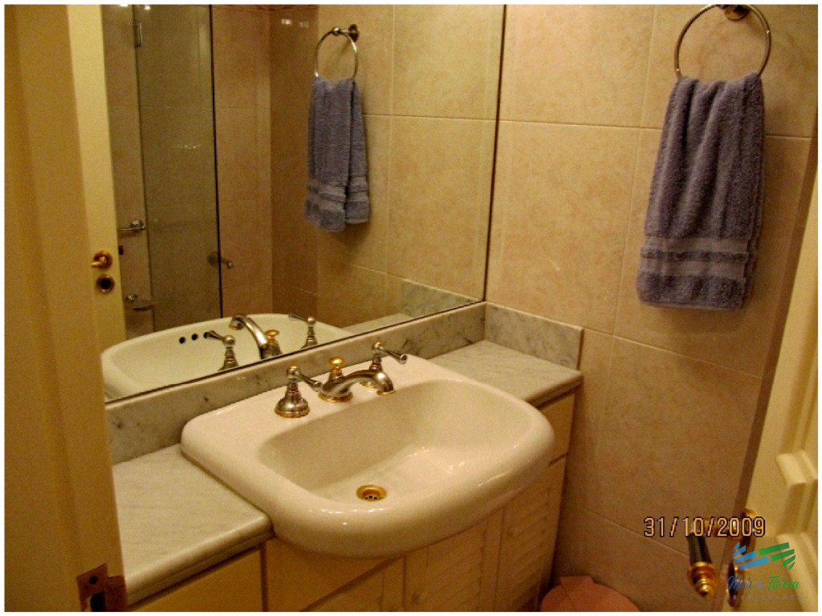Apartamento ID.76 - Espectacular planta en piso alto,  amplia, luminosa, con vista franca al mar, en torre con todos y excelentes servicios. 