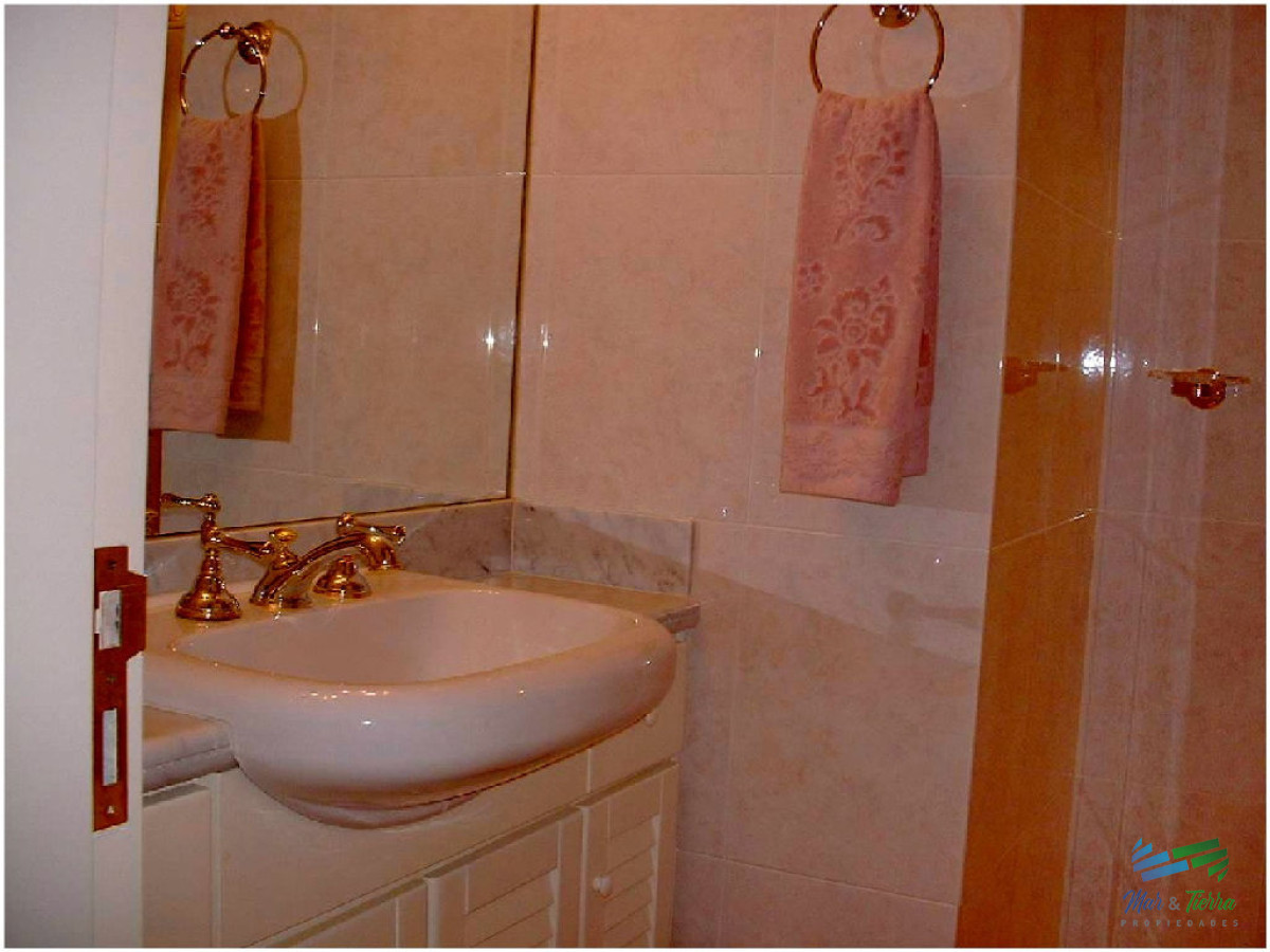 Apartamento ID.76 - Espectacular planta en piso alto,  amplia, luminosa, con vista franca al mar, en torre con todos y excelentes servicios. 