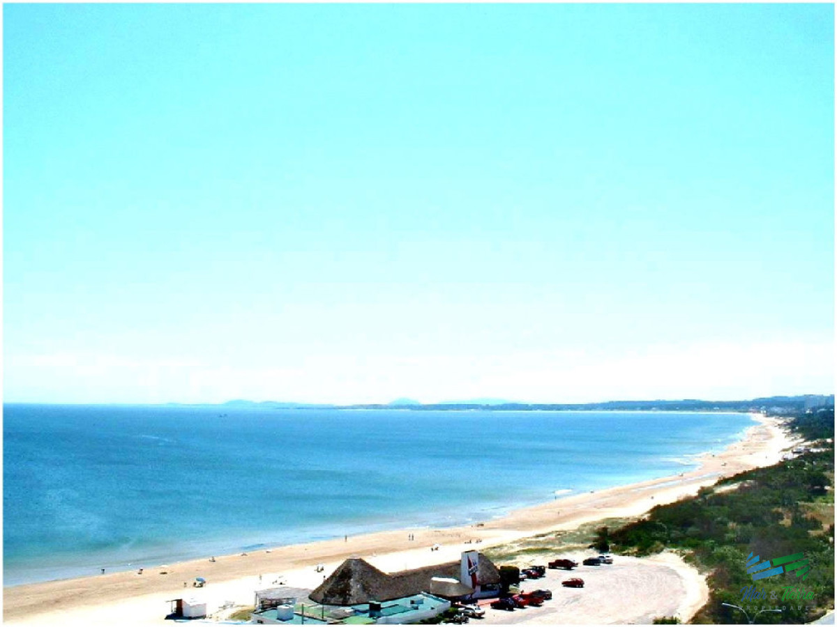 Apartamento ID.76 - Espectacular planta en piso alto,  amplia, luminosa, con vista franca al mar, en torre con todos y excelentes servicios. 