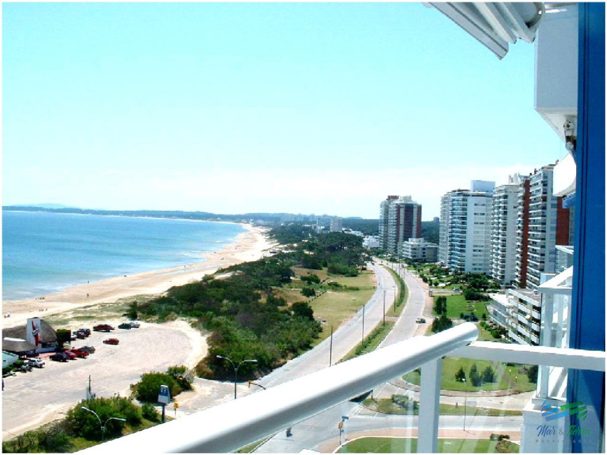 Apartamento ID.76 - Espectacular planta en piso alto,  amplia, luminosa, con vista franca al mar, en torre con todos y excelentes servicios. 