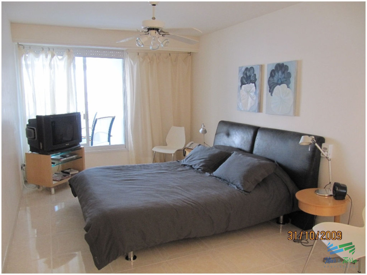 Apartamento ID.76 - Espectacular planta en piso alto,  amplia, luminosa, con vista franca al mar, en torre con todos y excelentes servicios. 