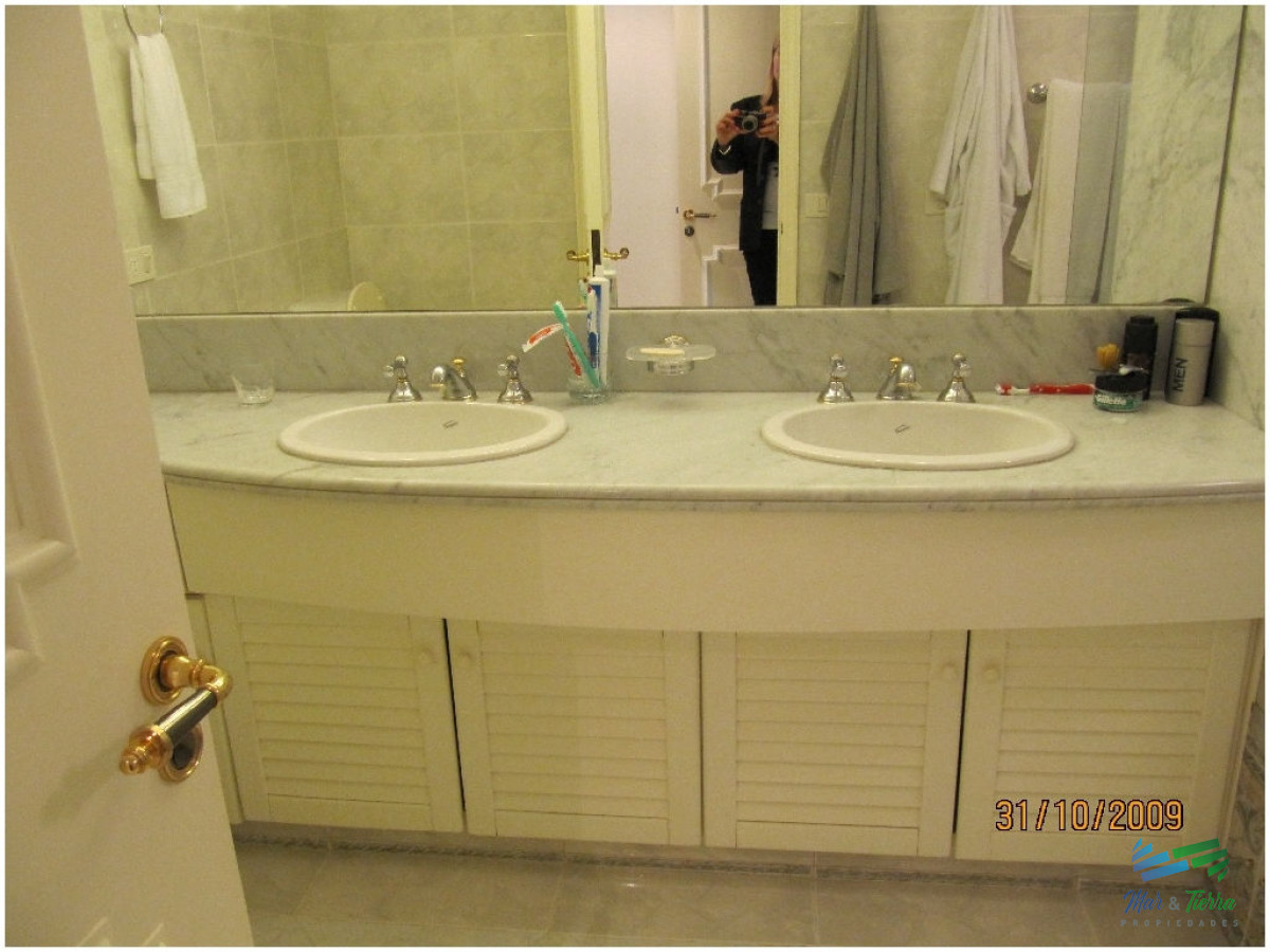 Apartamento ID.76 - Espectacular planta en piso alto,  amplia, luminosa, con vista franca al mar, en torre con todos y excelentes servicios. 