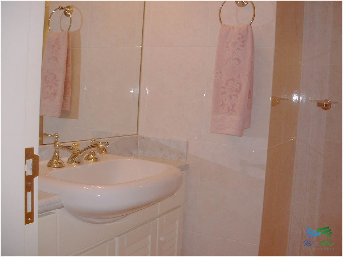 Apartamento ID.76 - Espectacular planta en piso alto,  amplia, luminosa, con vista franca al mar, en torre con todos y excelentes servicios. 