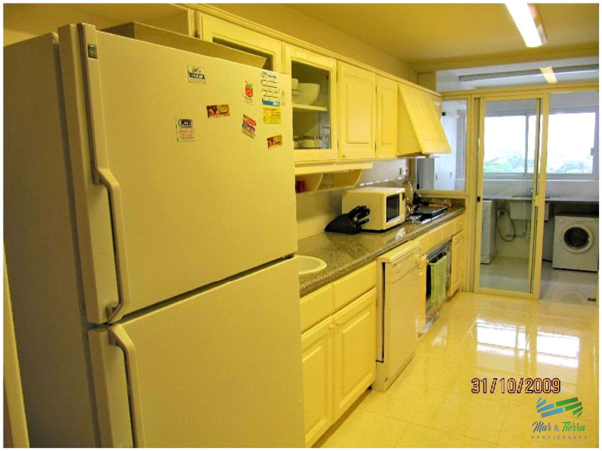 Apartamento ID.76 - Espectacular planta en piso alto,  amplia, luminosa, con vista franca al mar, en torre con todos y excelentes servicios. 