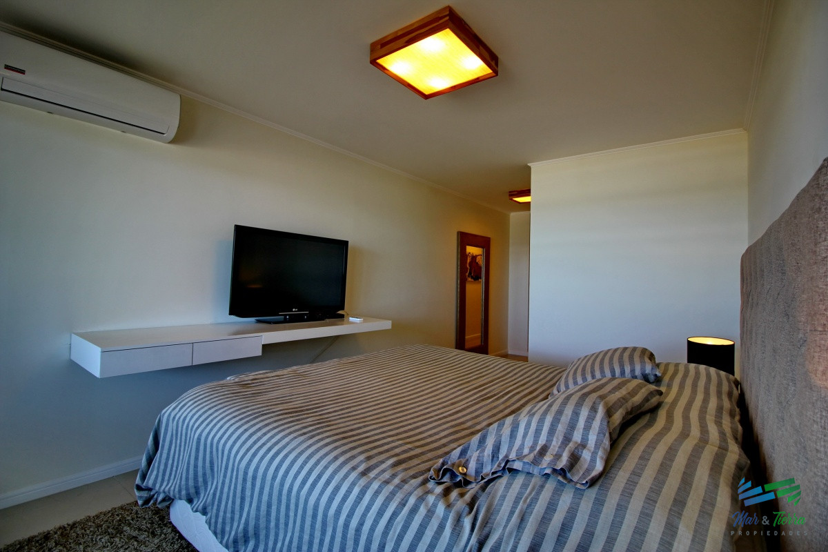 Apartamento ID.2338 - Apartamento de 3 dormitorios, primera linea frente al mar, en alquiler y venta, Punta del Este