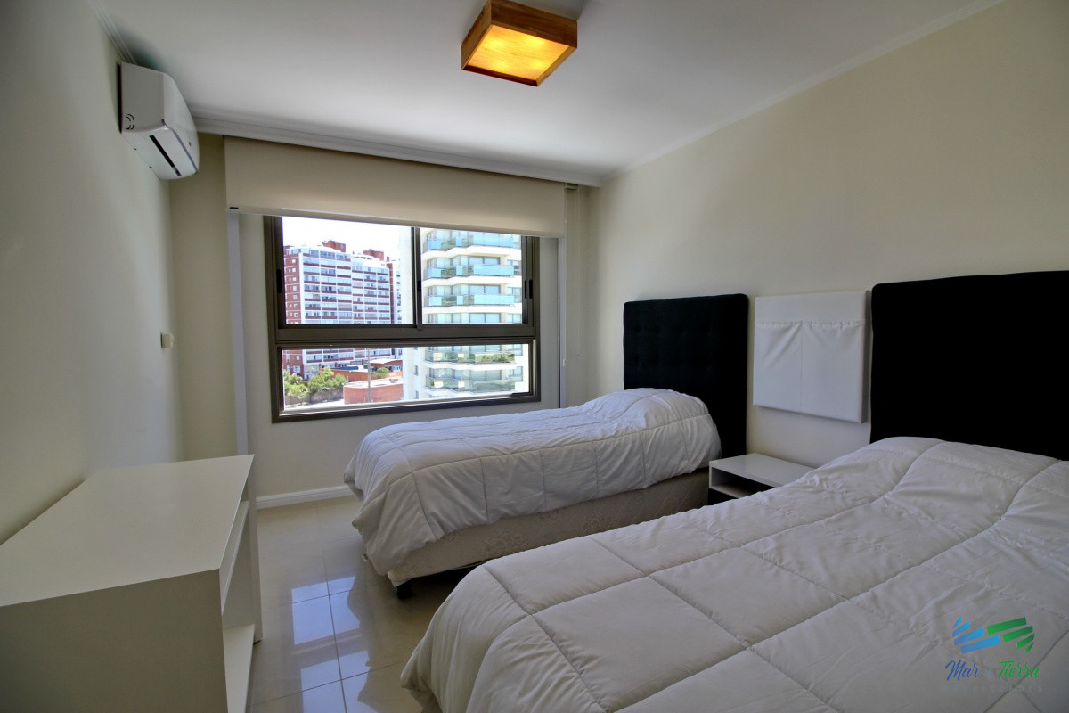 Apartamento ID.2338 - Apartamento de 3 dormitorios, primera linea frente al mar, en alquiler y venta, Punta del Este