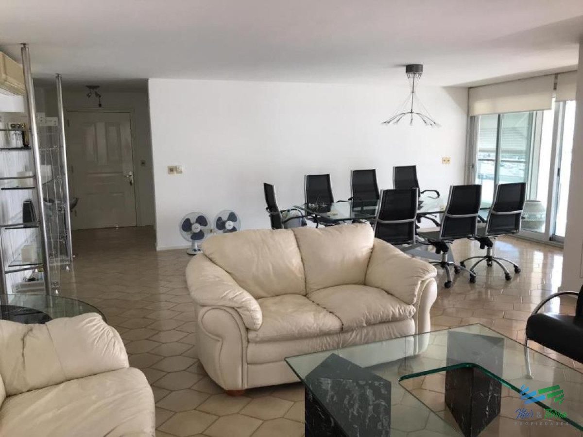 Apartamento ID.2601 - Vendo apartamento 4 dormitorios frente al puerto, con la mejor vista, Peninsula, Punta del Este.