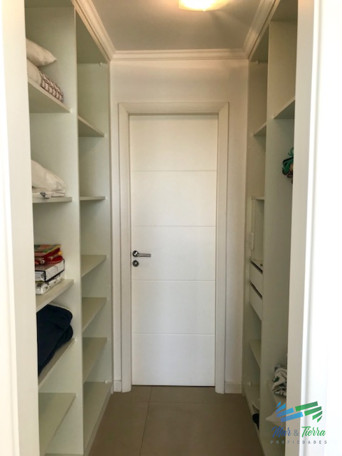 Apartamento ID.209 - Apartamento en Alquiler a una cuadra del mar (Playa Mansa)  en torre nueva, con todos y excelentes servicios .