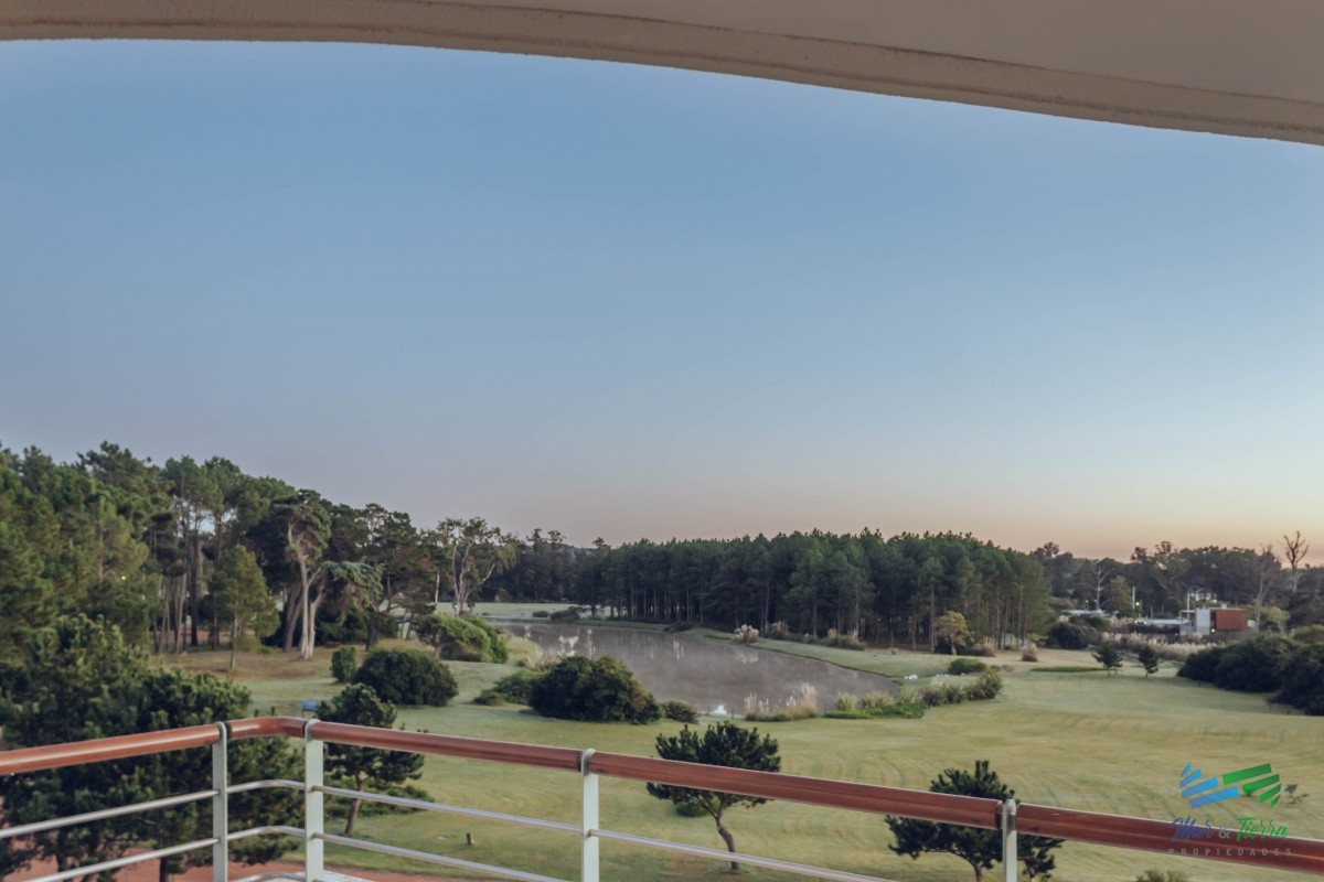 Apartamento ID.4209 - VENTA de apartamento de 2 dormitorios sobre playa Mansa de Punta del Este