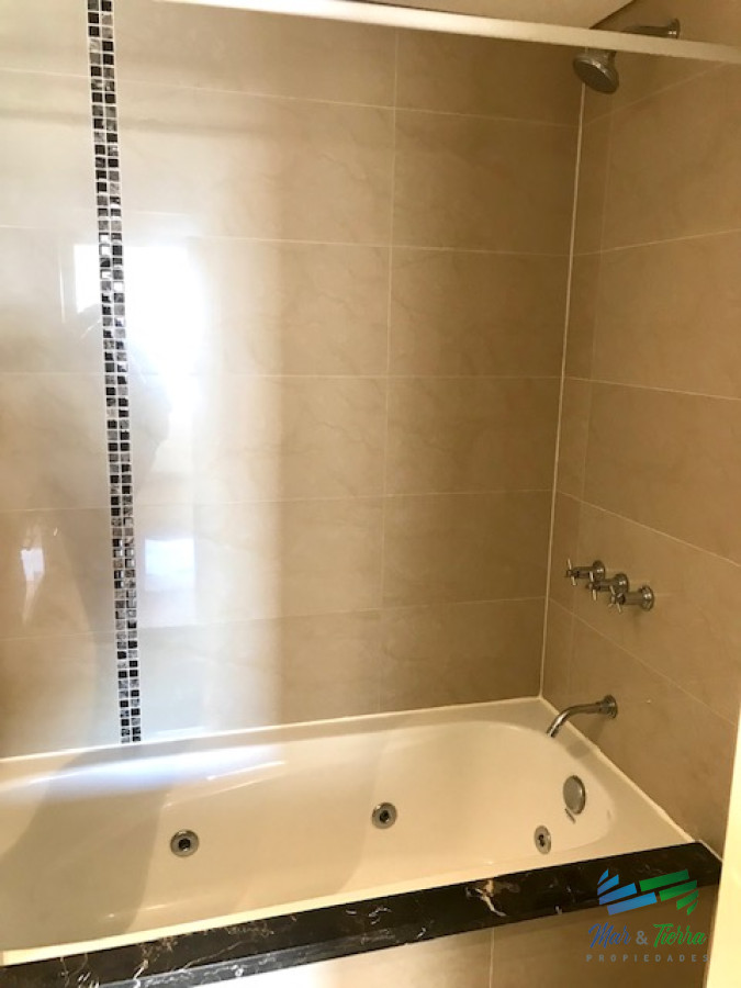 Apartamento ID.209 - Apartamento en Alquiler a una cuadra del mar (Playa Mansa)  en torre nueva, con todos y excelentes servicios .