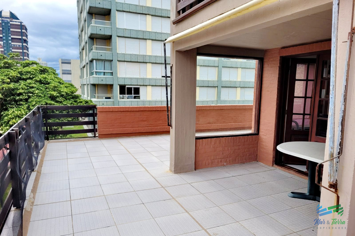 Apartamento ID.1067 - Vendo apartamento 2 dormitorios, con gran terraza y parrillero propio, servicio de mucamas y piscina. Peninsula, Punta del Este.