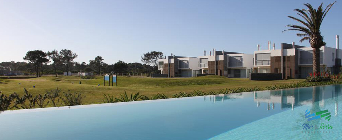Apartamento ID.4305 - Venta de apartamento pent house de 3 suites mas servicio con baño y terraza primera linra en playa brava