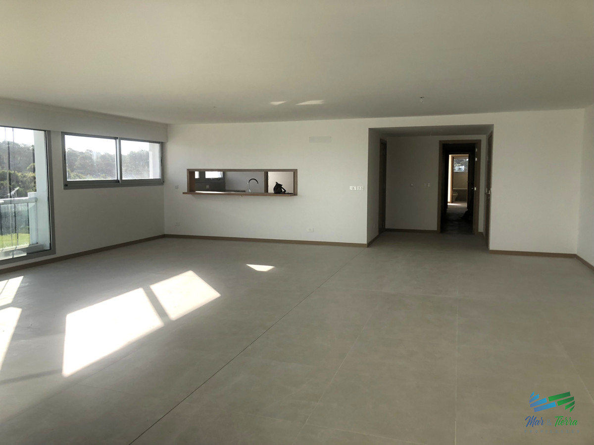 Apartamento ID.4305 - Venta de apartamento pent house de 3 suites mas servicio con baño y terraza primera linra en playa brava