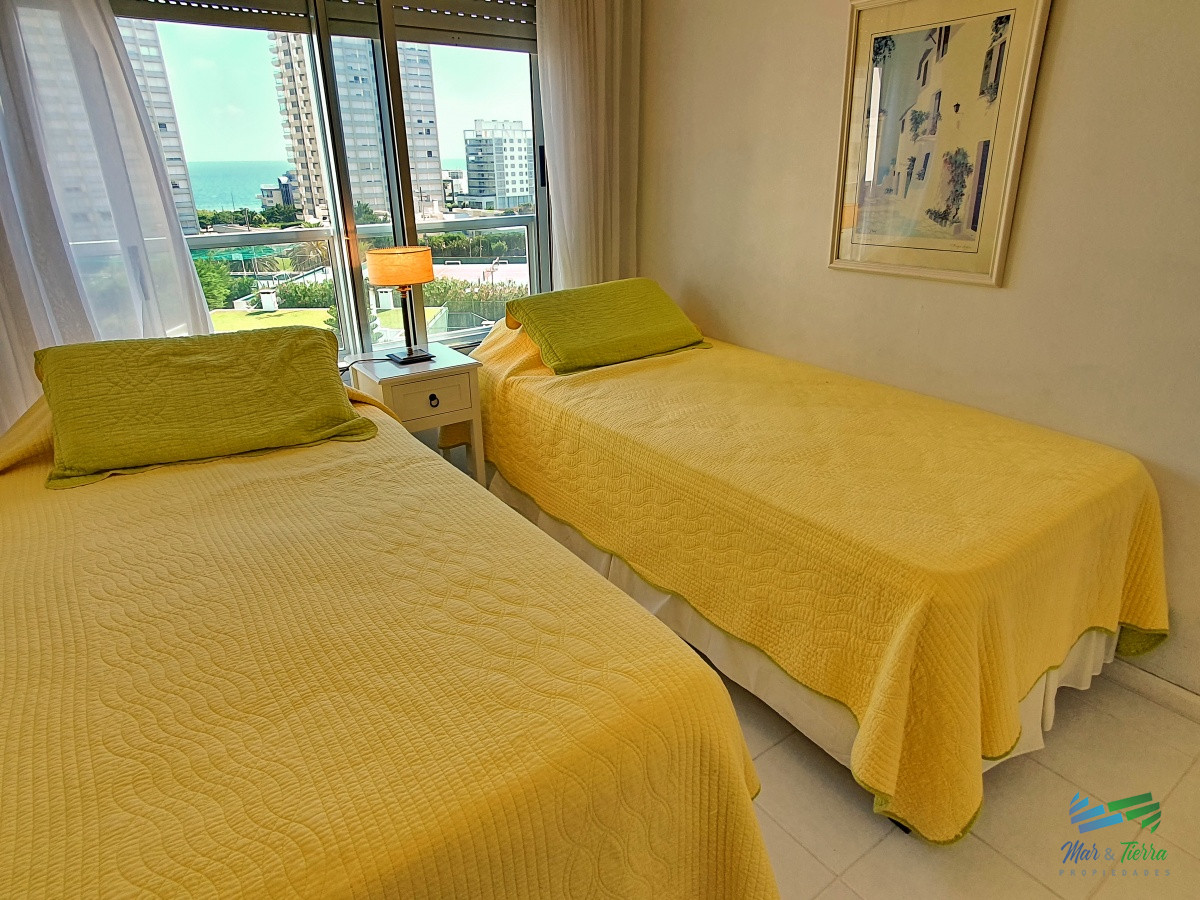 Apartamento ID.3260 - Vendo apartamento de 2 dormitorios, 2 baños y cochera. Playa Mansa, Punta del Este.