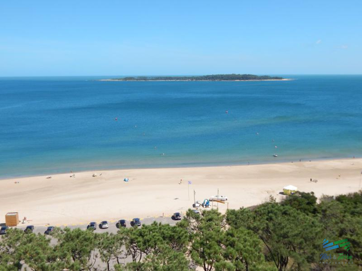 Apartamento ID.2110 - Espectacular planta, reciclada con materiales de primera calidad!!! cuenta 180 m2.