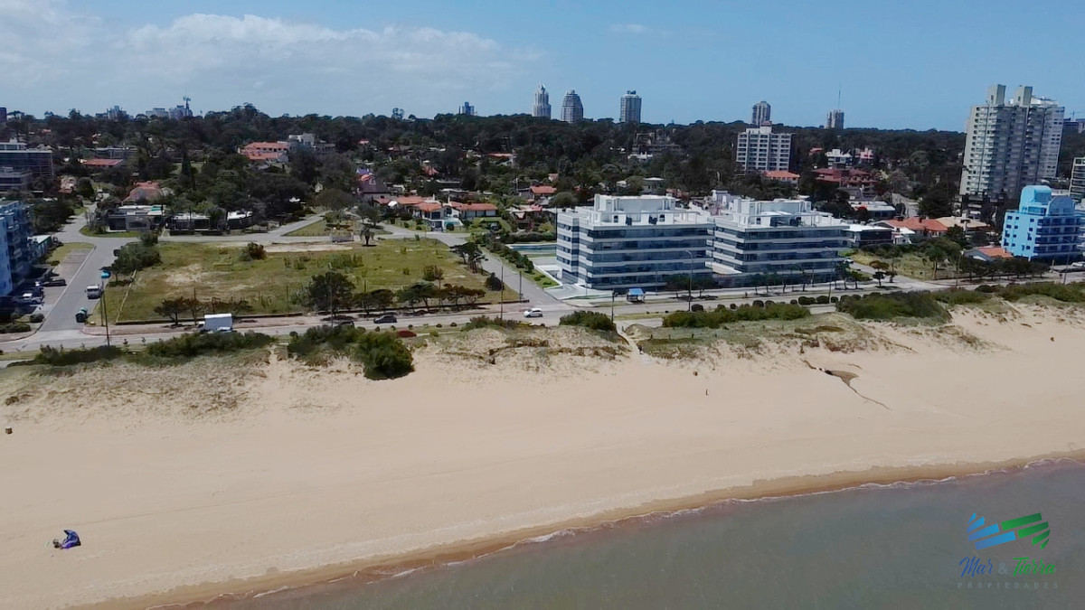 Apartamento ID.4944 - Venta de apartamento en primera línea sobre playa mansa de 3 suites más dependencia de servicio con baño en playa mansa Punta del este 