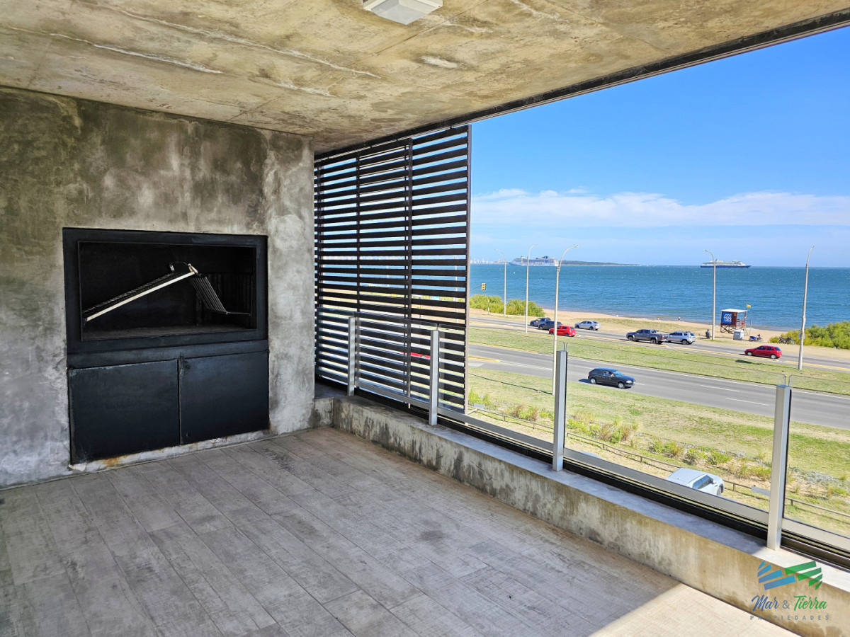 Apartamento ID.5677 - Alquiler anual apartamento penthouse frente al mar 3 dormitorios, Playa Mansa, Pinares, Punta del Este.