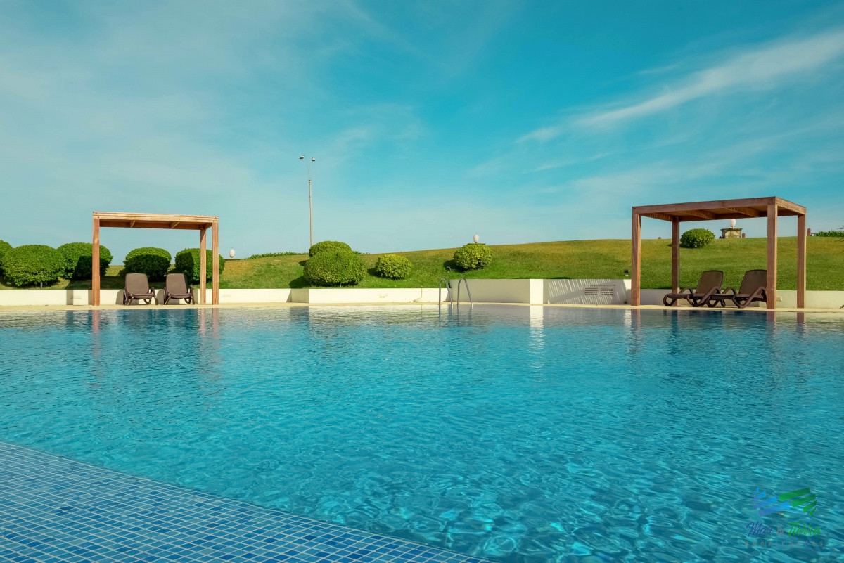 Apartamento ID.3945 - VENTA de Pent Huse sobre playa Mansa de 4 suites con todos los servicios