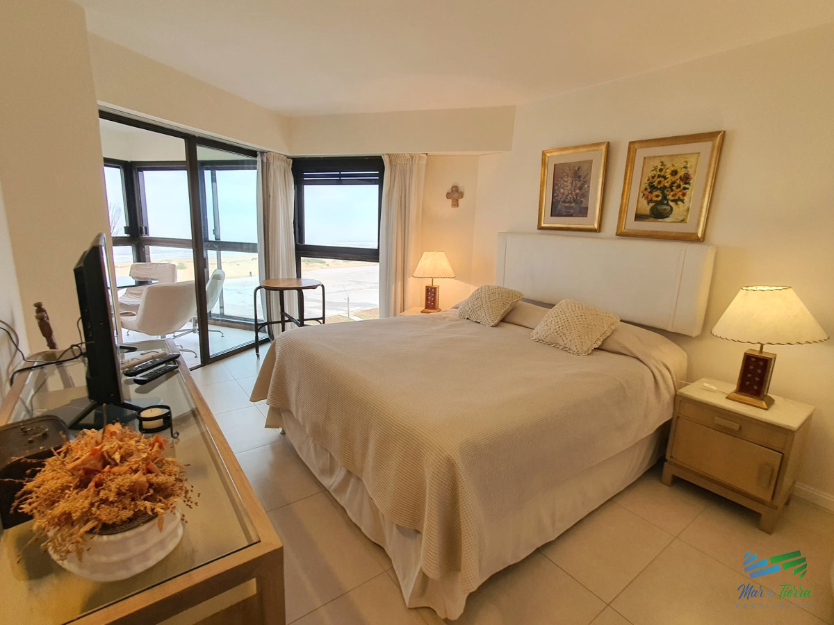 Apartamento ID.4030 - Venta apartamento 3 dormitorios, primera linea playa Brava, Punta del Este