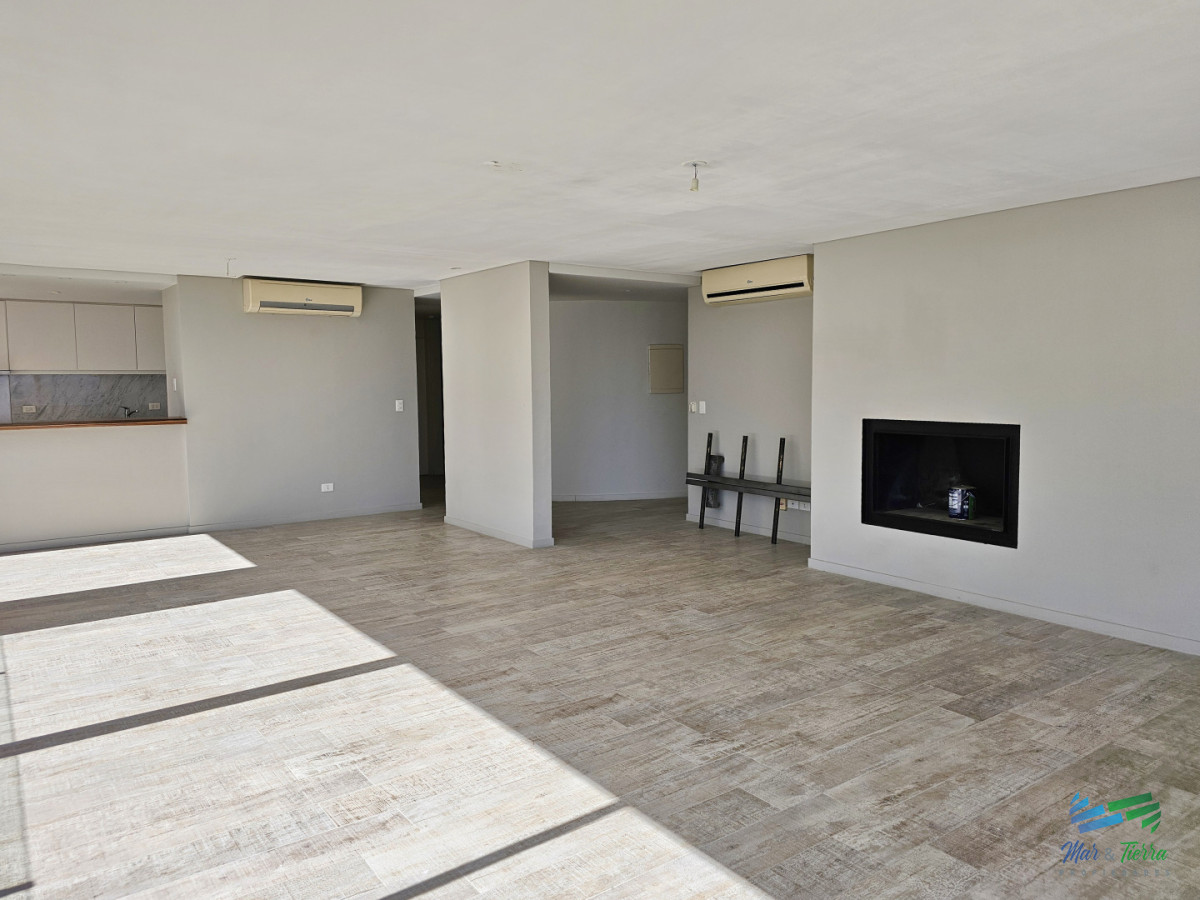 Apartamento ID.5677 - Alquiler anual apartamento penthouse frente al mar 3 dormitorios, Playa Mansa, Pinares, Punta del Este.