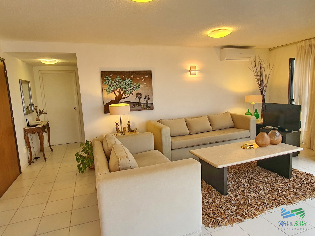 Apartamento ID.287 - Alquilo apartamento 3 dormitorios frente al mar, playa brava, Punta del Este.
