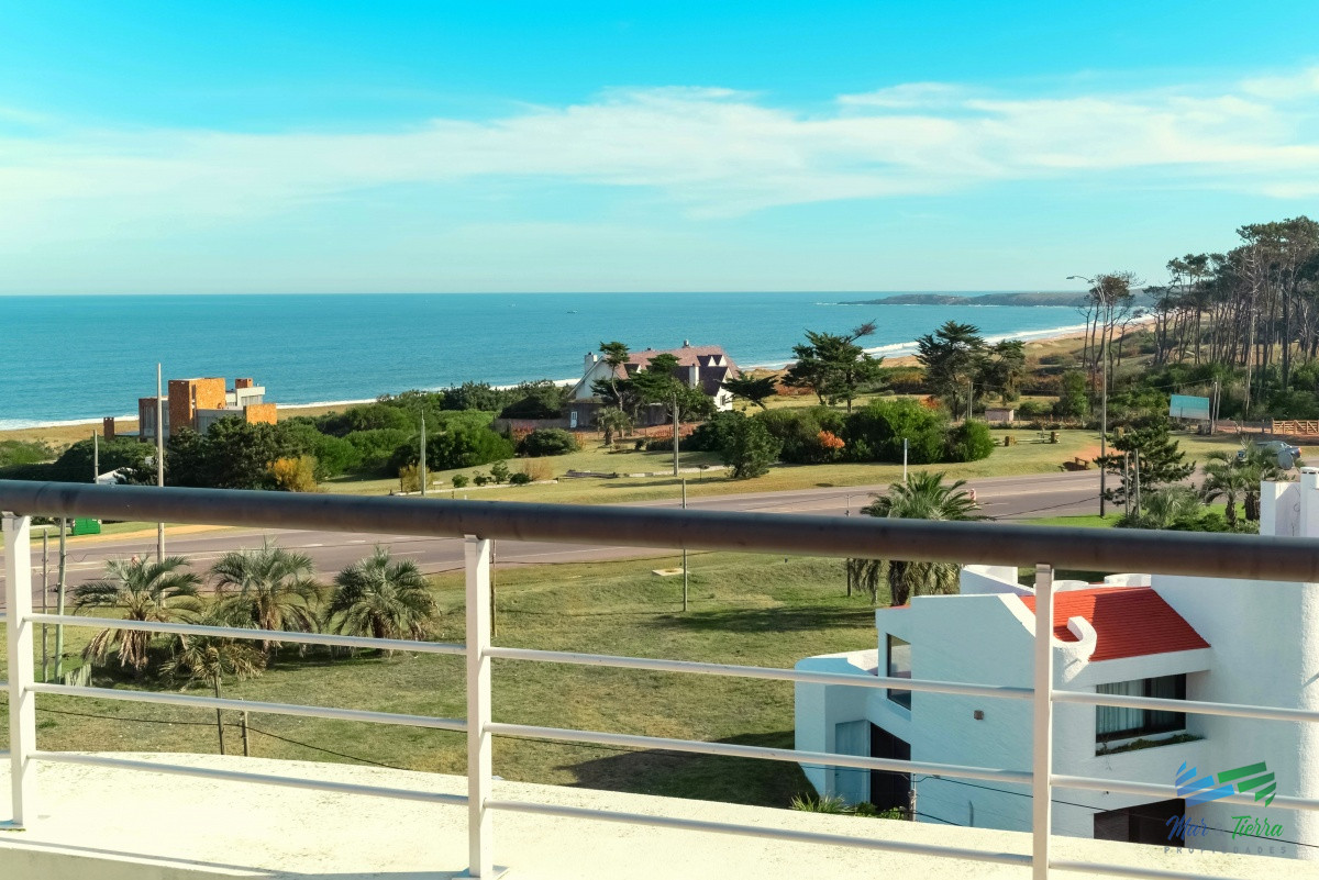 Apartamento ID.3945 - VENTA de Pent Huse sobre playa Mansa de 4 suites con todos los servicios