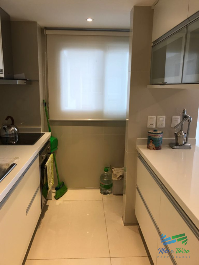 Apartamento ID.2961 - En venta.. piso alto , torre de categoría con excelente ubicación y servicios.