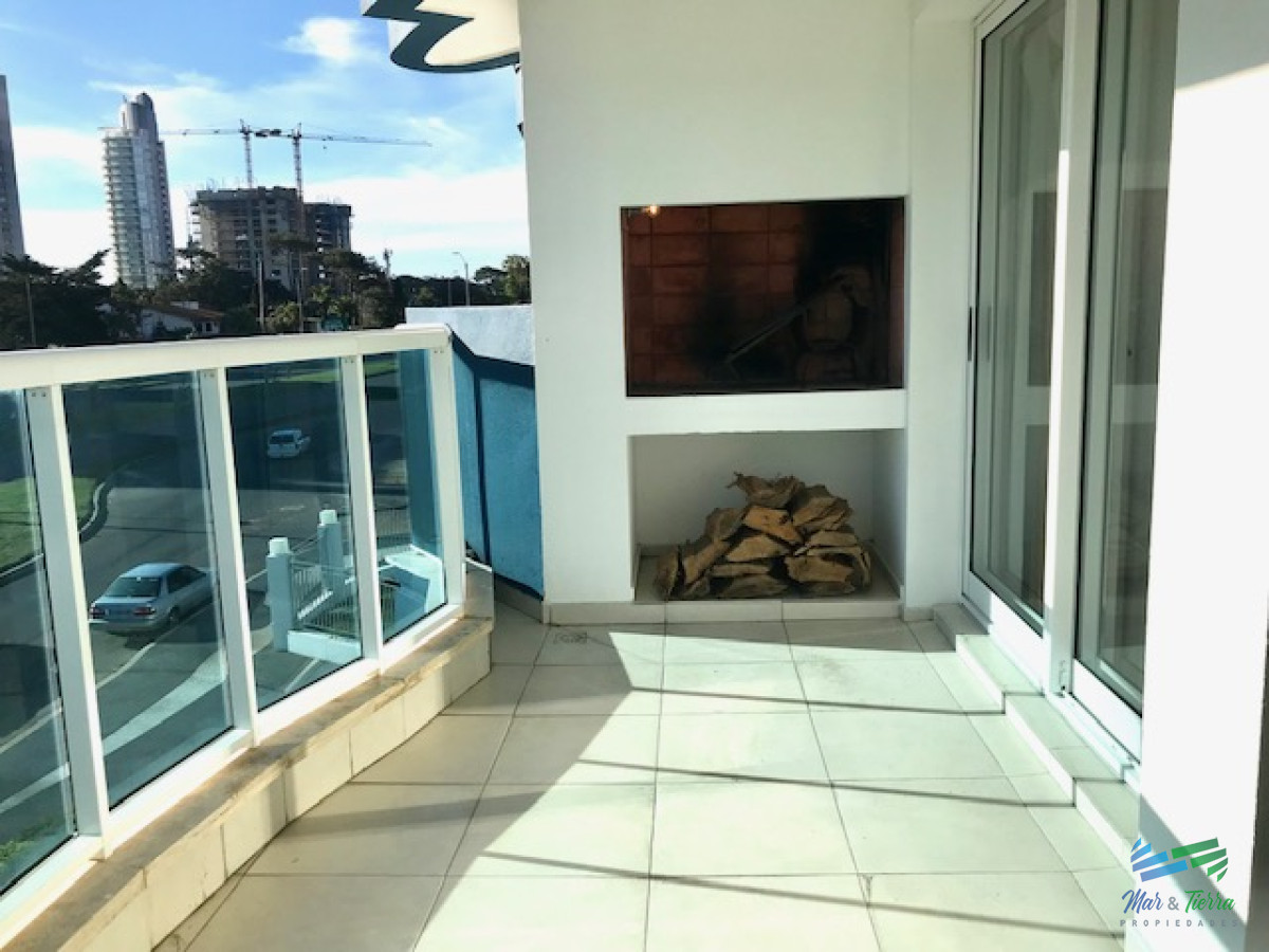 Apartamento ID.209 - Apartamento en Alquiler a una cuadra del mar (Playa Mansa)  en torre nueva, con todos y excelentes servicios .