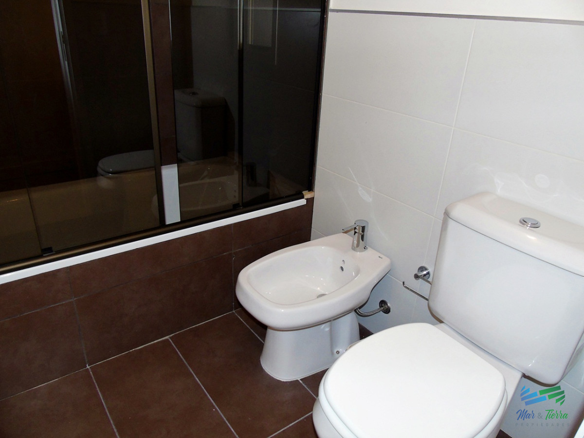 Apartamento ID.2435 - A metros del mar, en una de las zonas de mas categoría. Apartamento en piso alto con vista al mar.OPORTUNIDAD